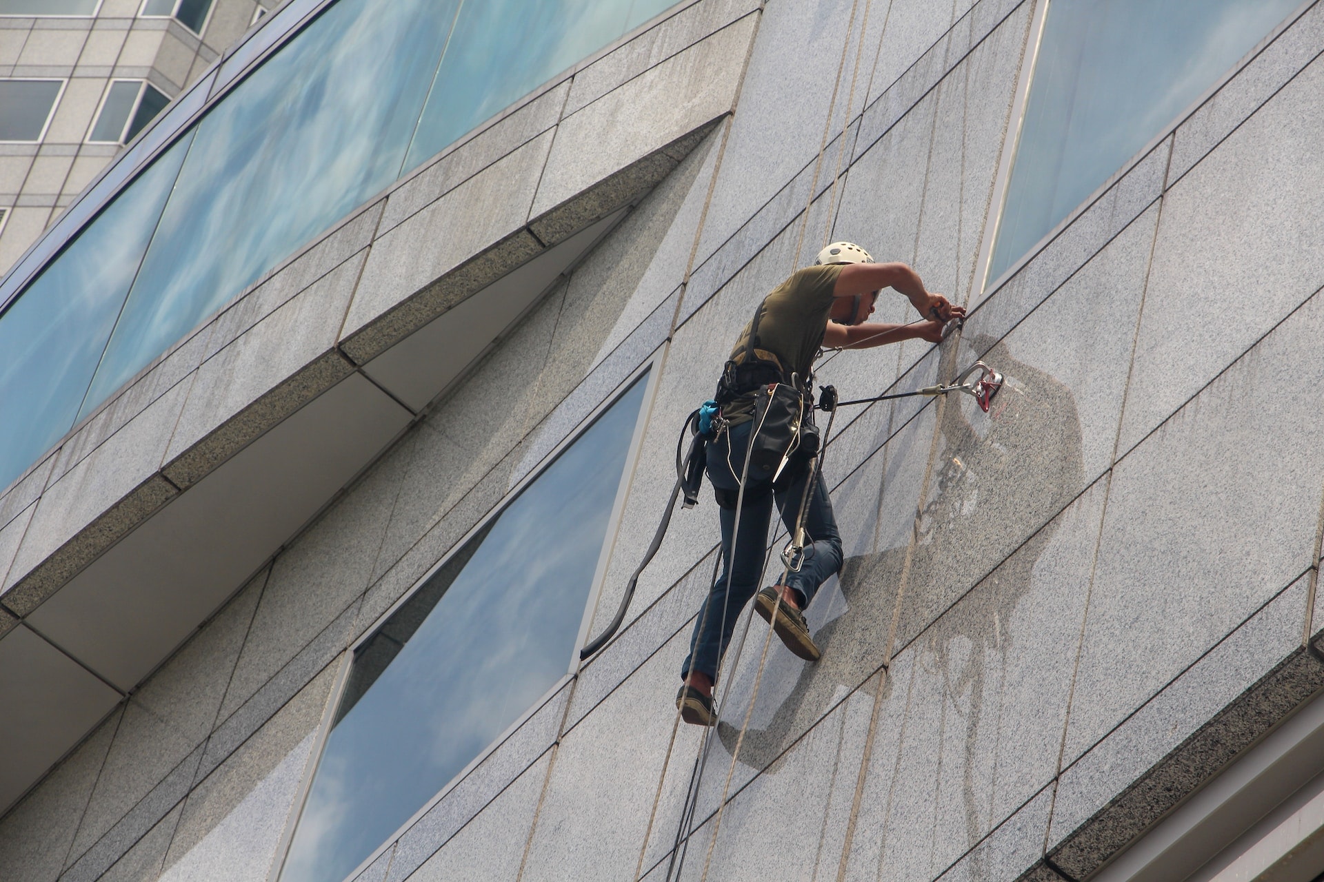 What are the Key Features of Fall Protection Safety Harnesses
